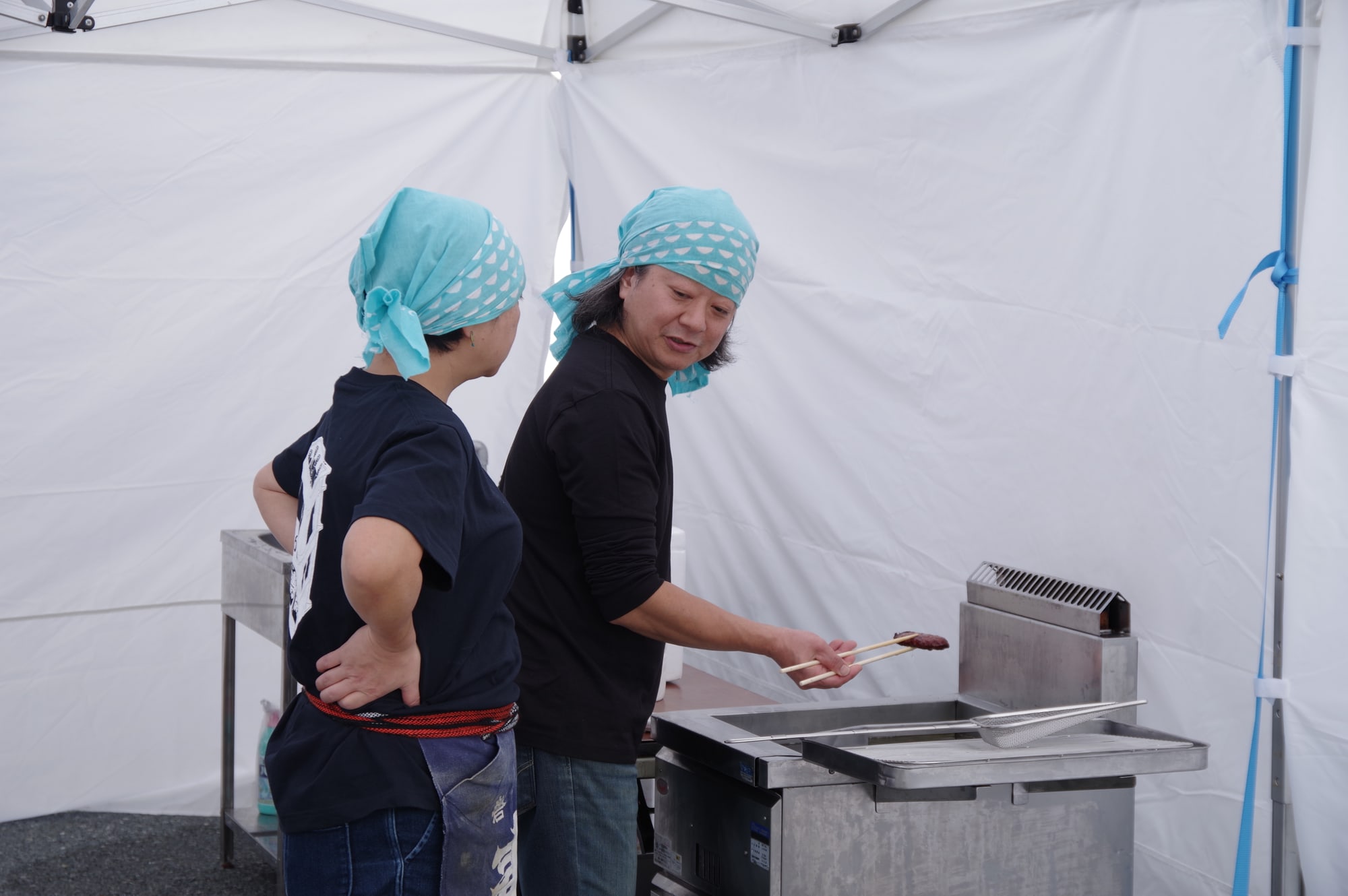 地域食材を調理する料理人