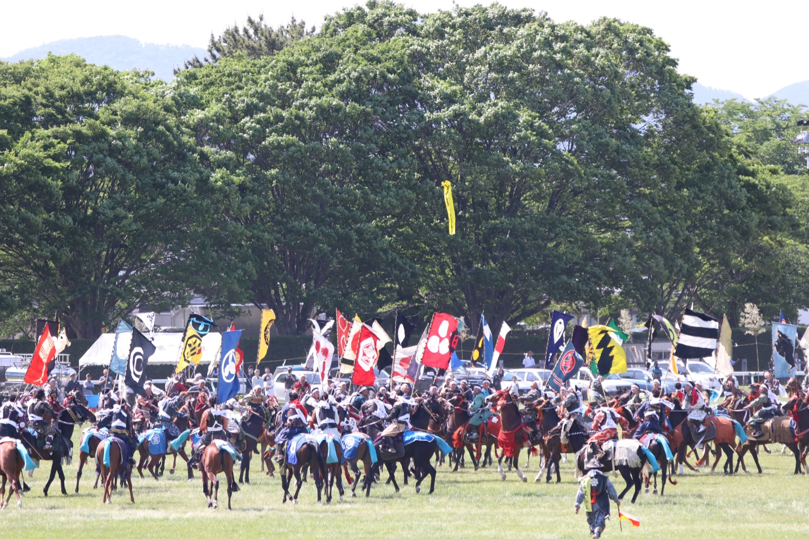 御神旗をめぐって騎馬武者が集う相馬野馬追の神旗争奪戦