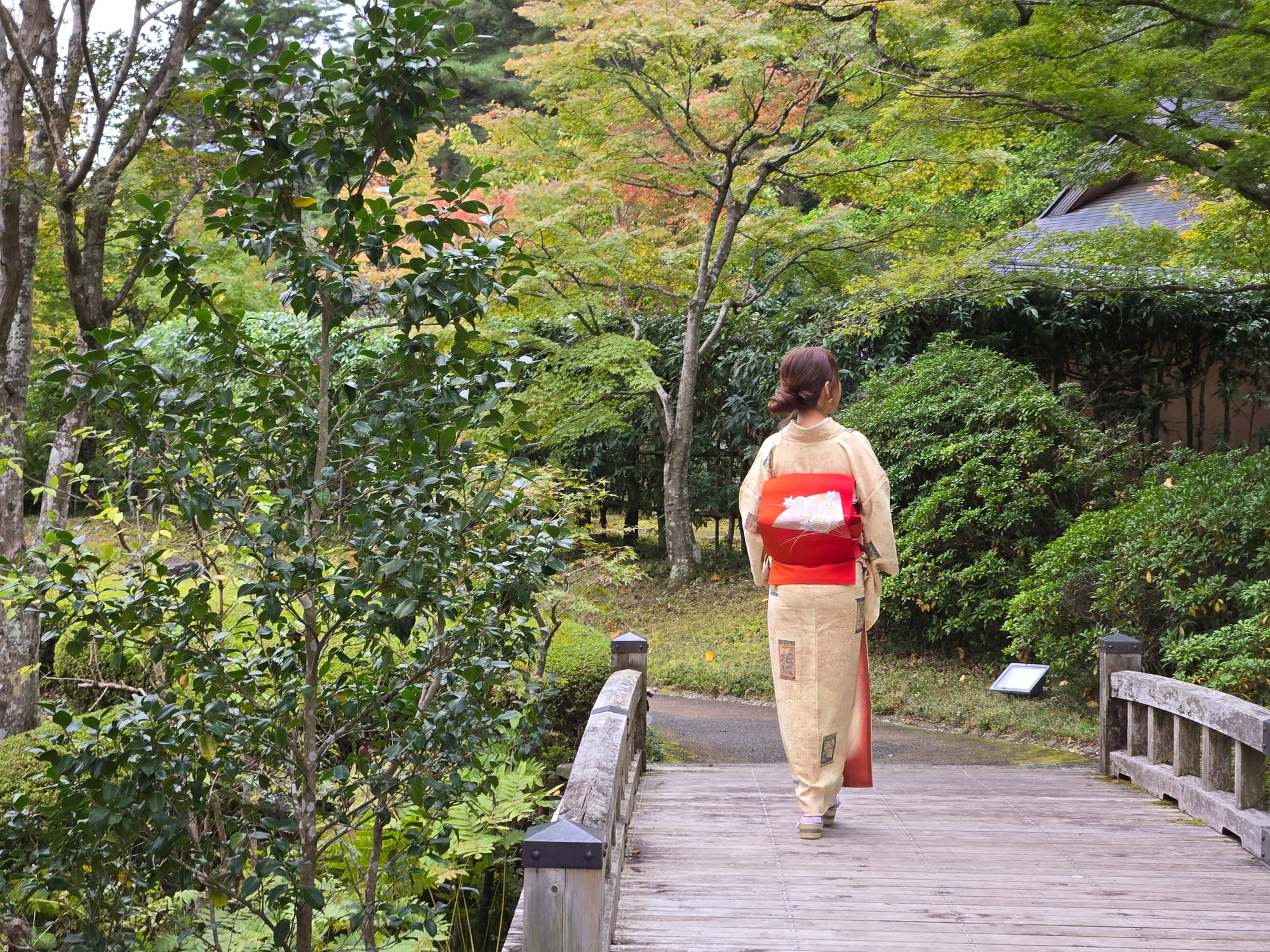 着物姿で南湖公園周辺の庭園を歩く参加者